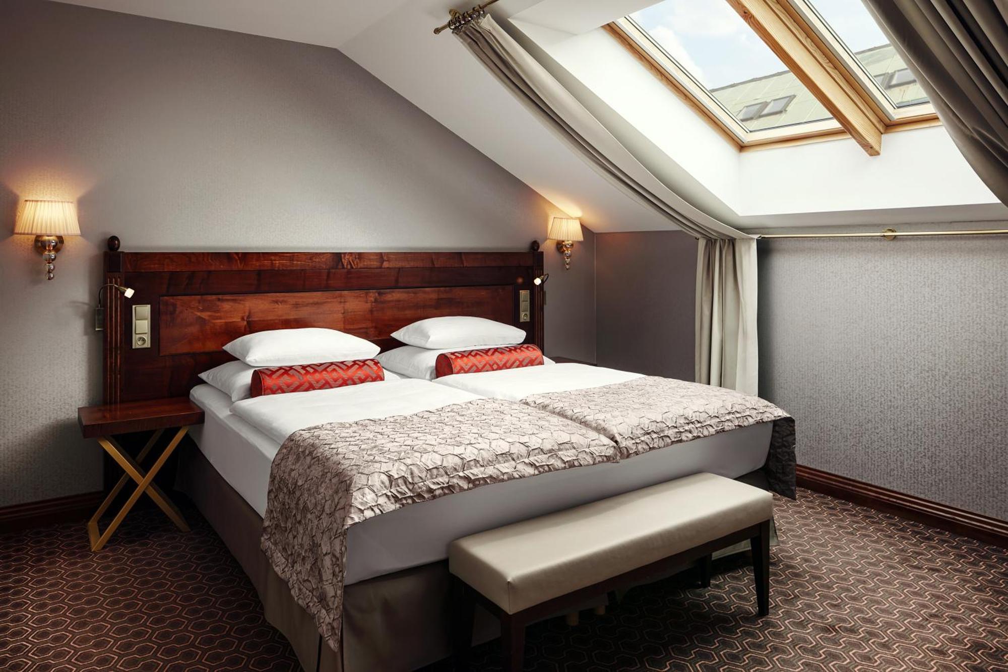 فندق كوسوموبوليتان براغ المظهر الخارجي الصورة A room at the hotel