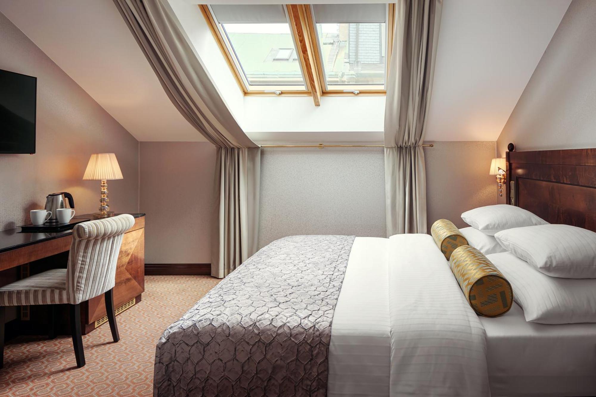 فندق كوسوموبوليتان براغ المظهر الخارجي الصورة A room at the hotel