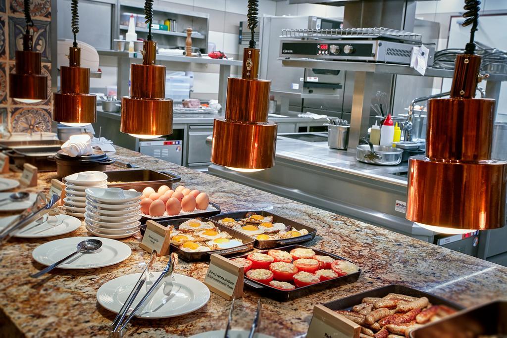 فندق كوسوموبوليتان براغ المطعم الصورة A buffet at a hotel