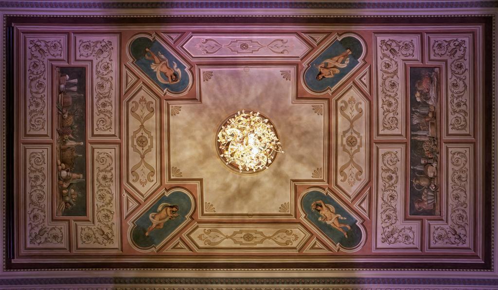 فندق كوسوموبوليتان براغ المظهر الخارجي الصورة Ceiling of the ballroom